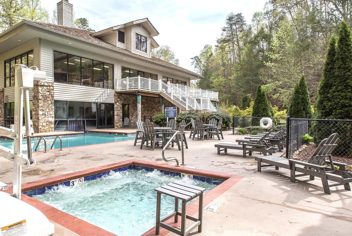 Bluegreen MountainLoft Outdoor Pool and Tub