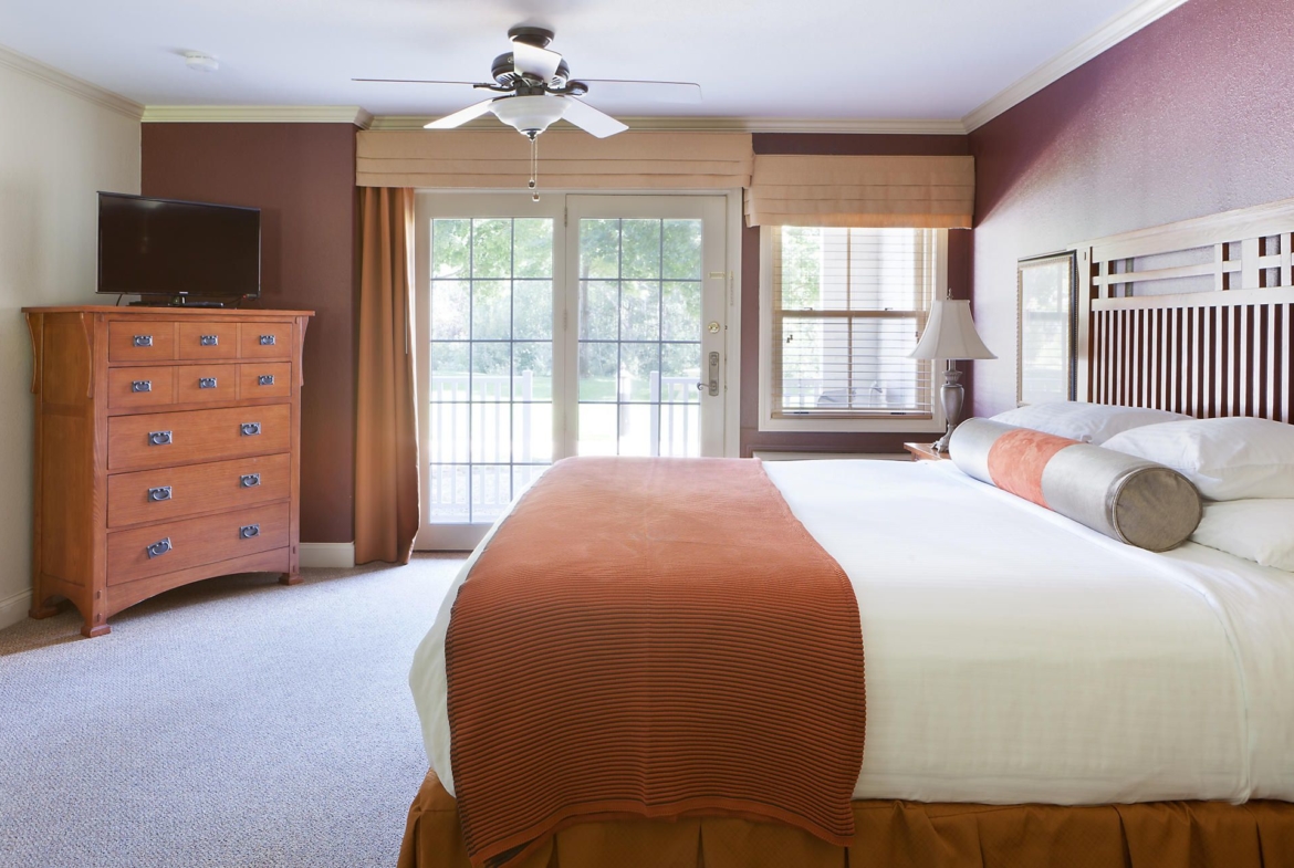 Bluegreen South Mountain Resort Bedroom with TV