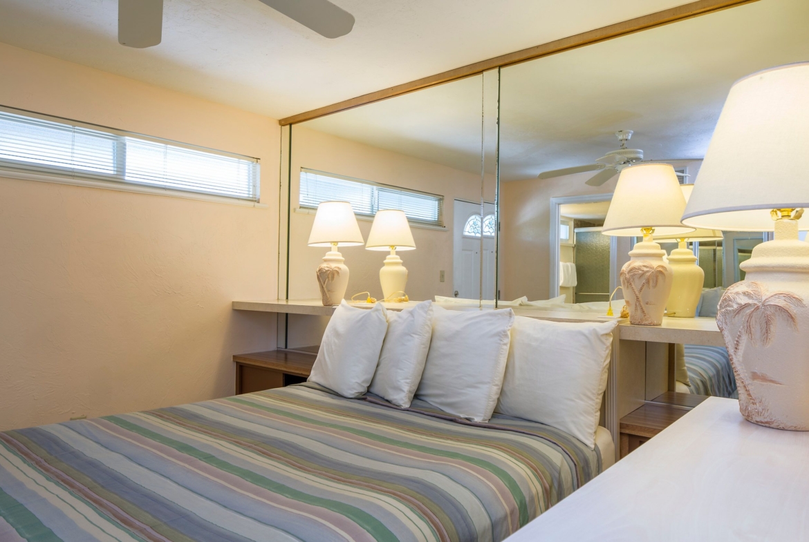 Bluegreen Surfrider Beach Club Single Bedroom Deluxe Guestroom