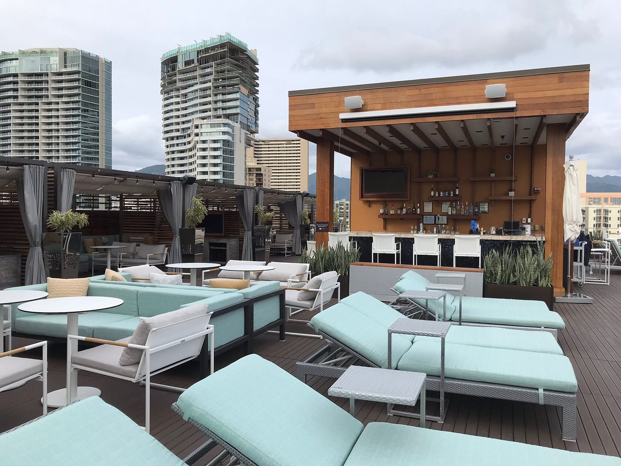 Hokulani Waikiki By Hilton Grand Vacations Rooftop Lounge