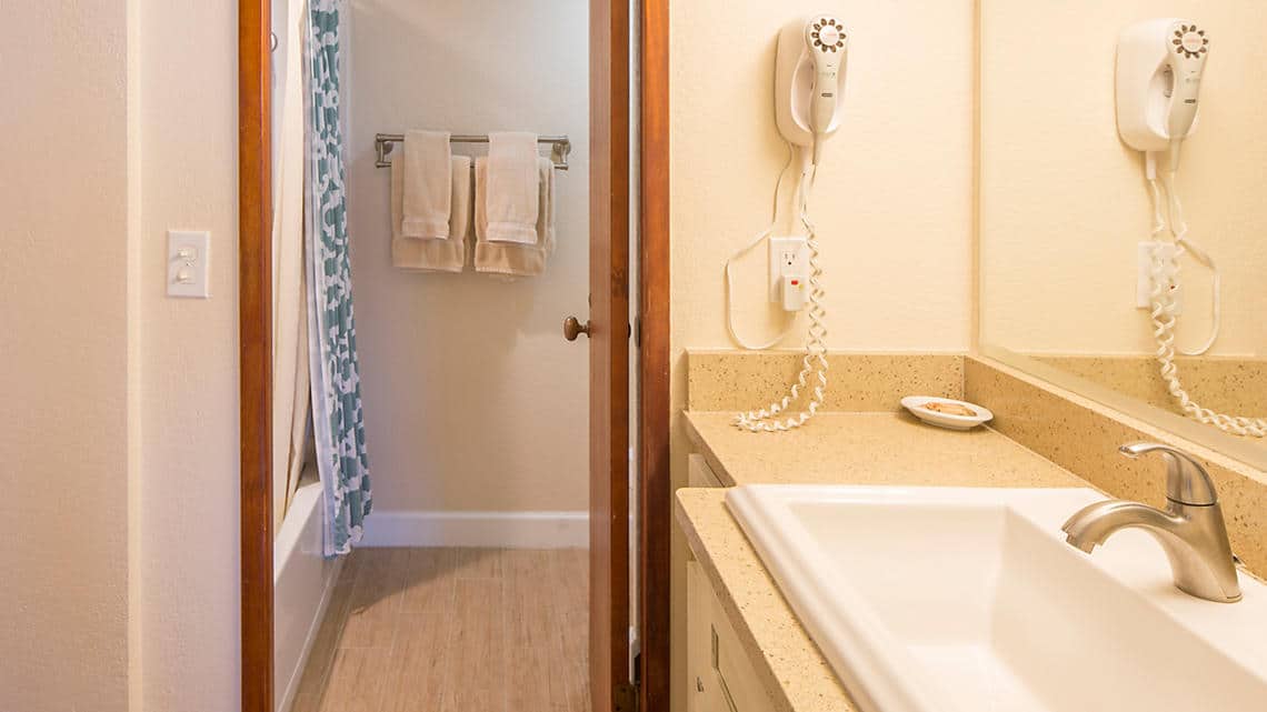 Mariners Boathouse And Beach Resort Bathroom