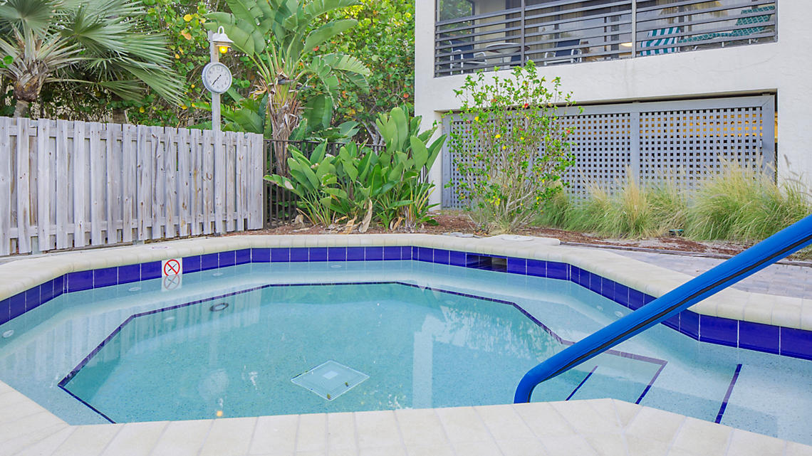 Mariners Boathouse And Beach Resort Outdoor Hot Tub