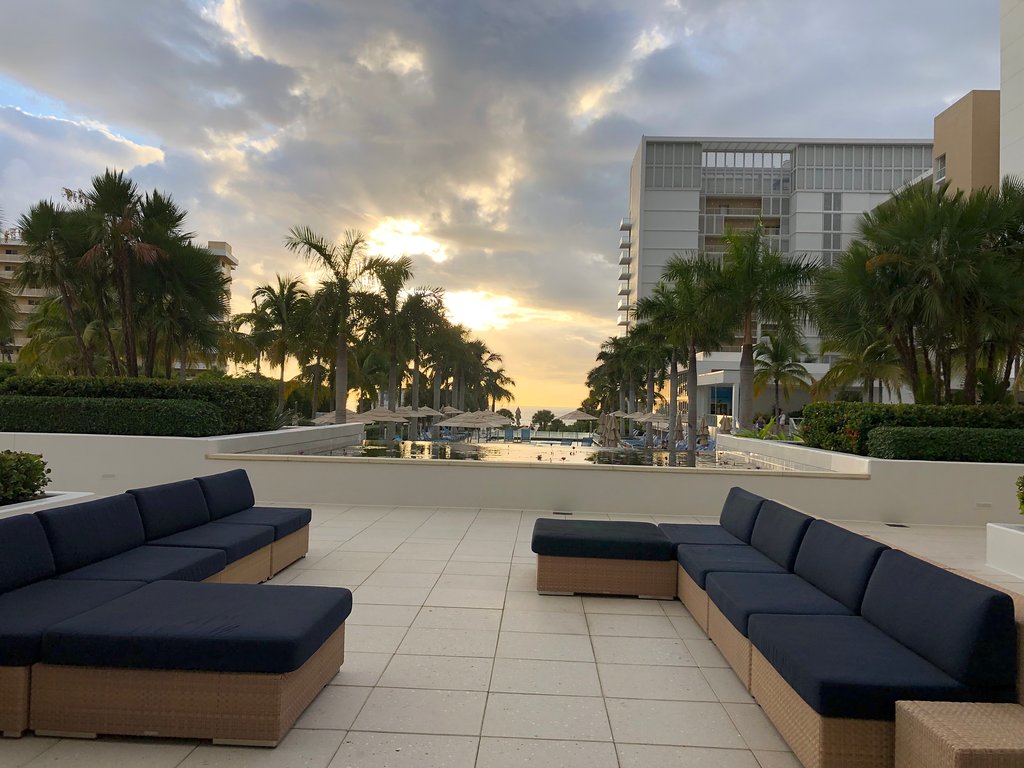 Marriott’s Crystal Shores On Marco Island Outside Lounge