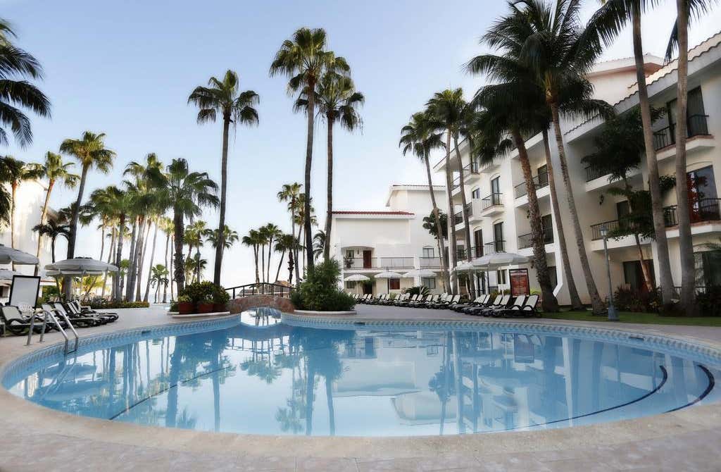 Royal Cancun swimming pool and lounge area alternate view