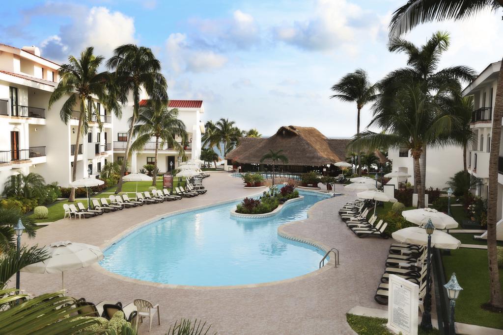 Royal Cancun swimming pool and lounge area