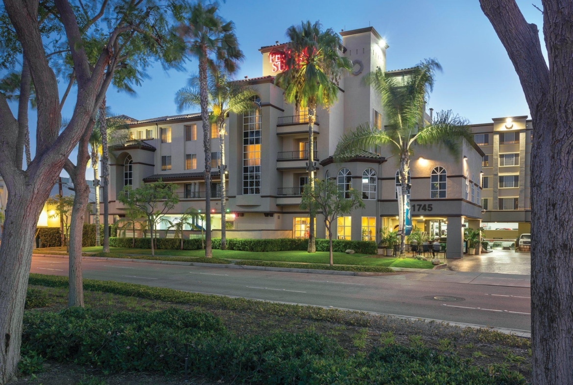 Shell Vacations Club Peacock Suites Outside View at Evening