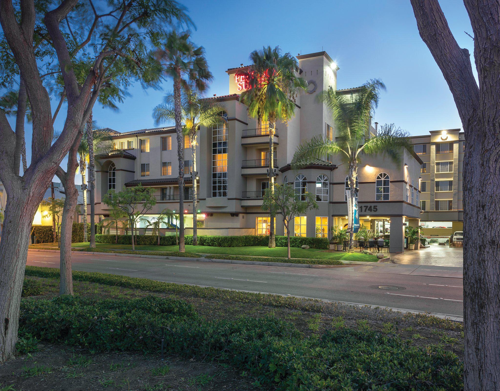 Shell Vacations Club Peacock Suites Outside View at Evening