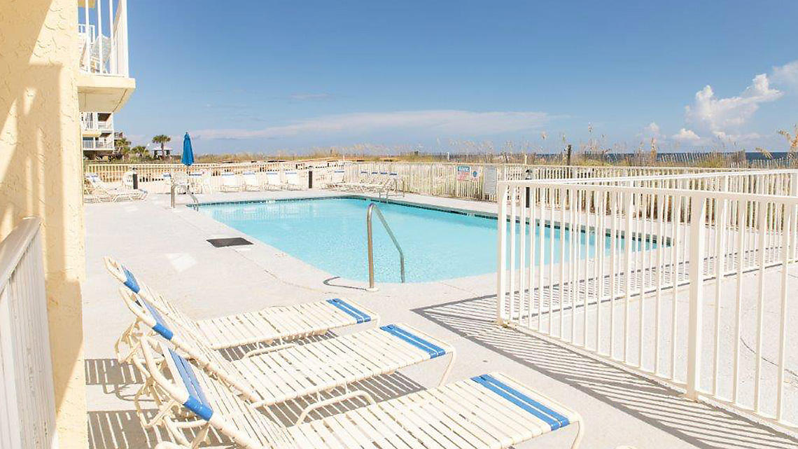 Shoreline Towers Outdoor Pool Deck