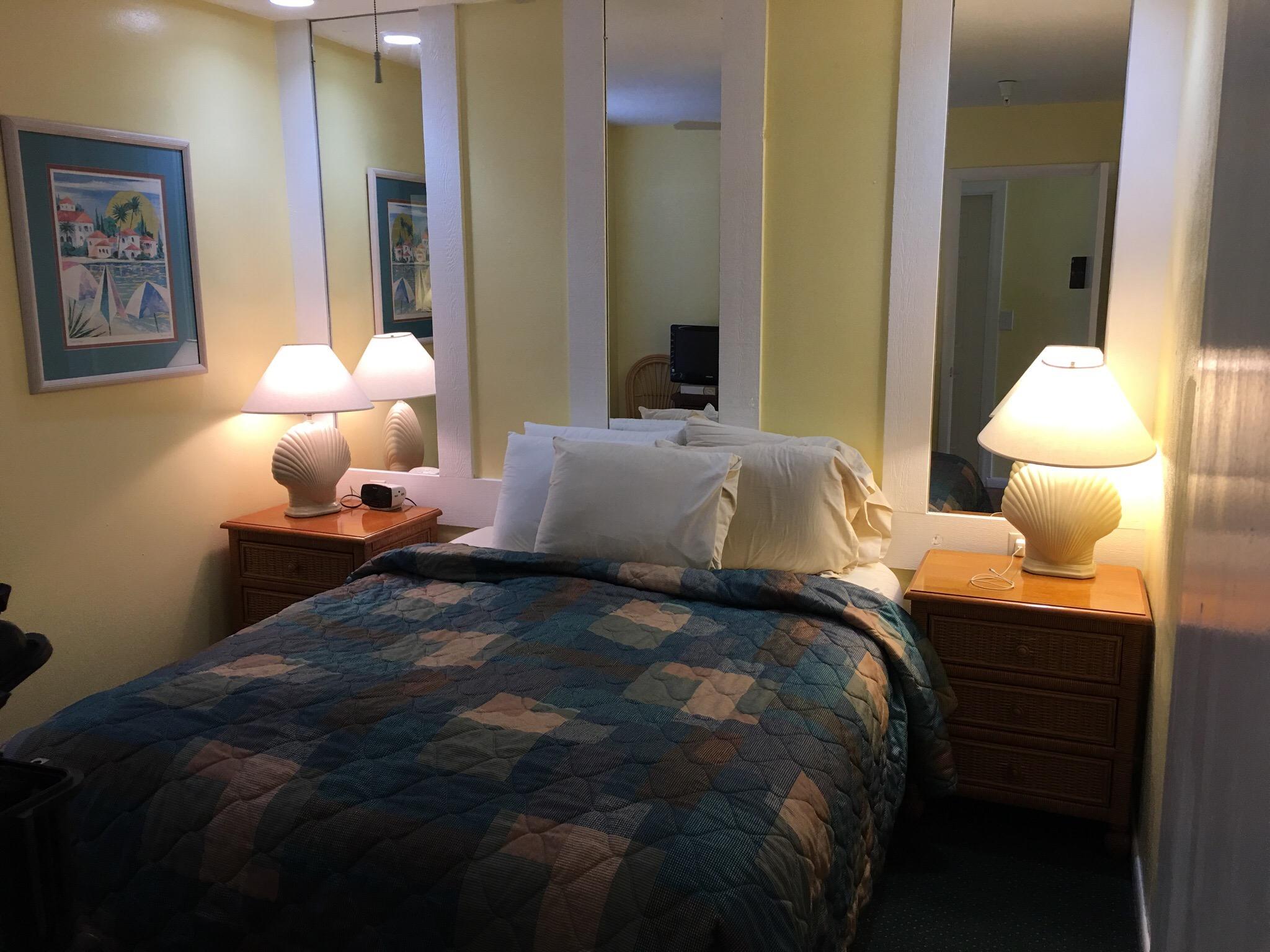 Lahaina Inn Resort Bedroom