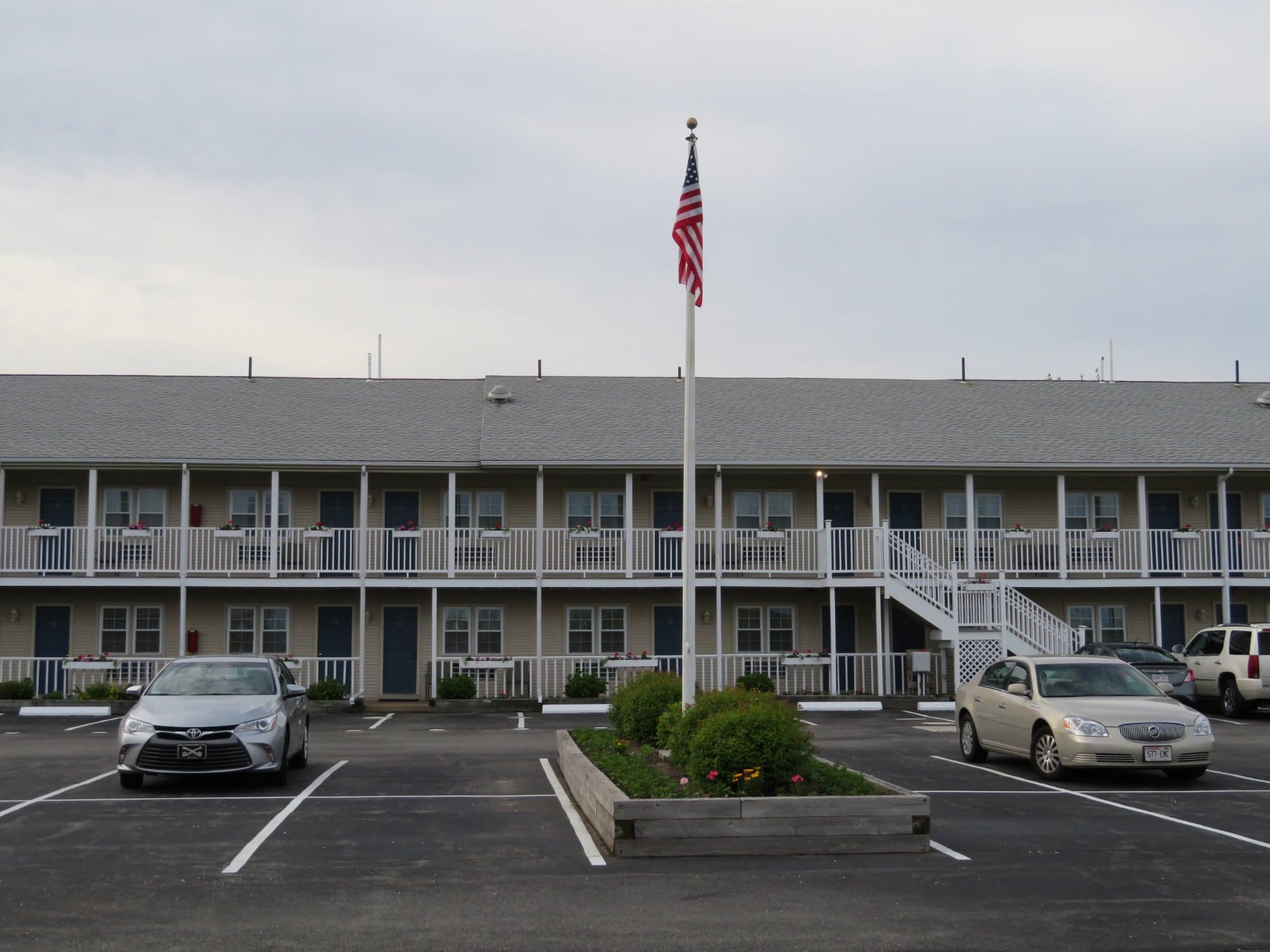 Pier 7 Condominiums Exterior