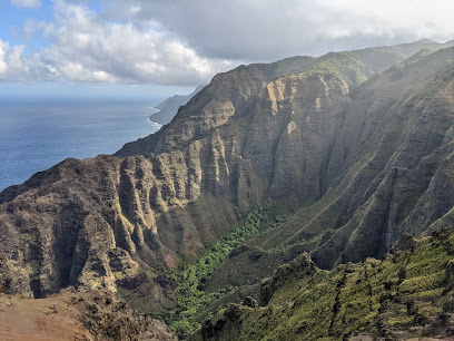 Nu'alolo Trail Vista/ best mountain vacations for hikers