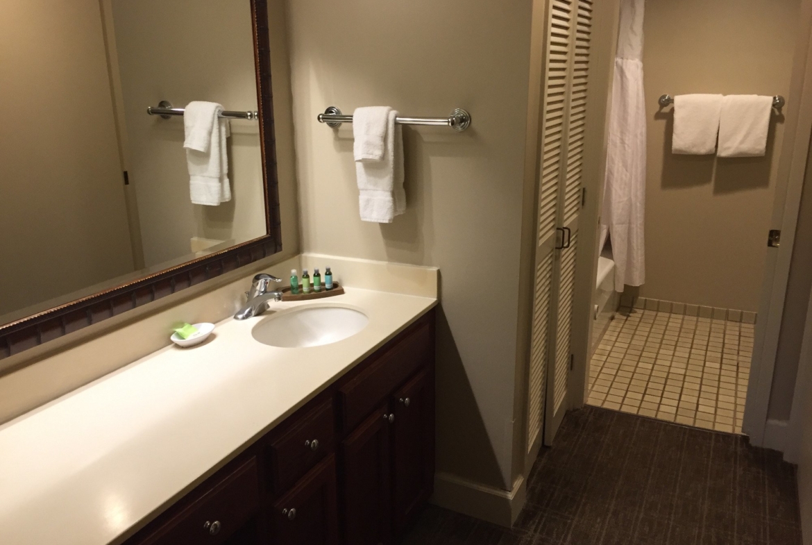 Outrigger Royal Sea Cliff bathroom