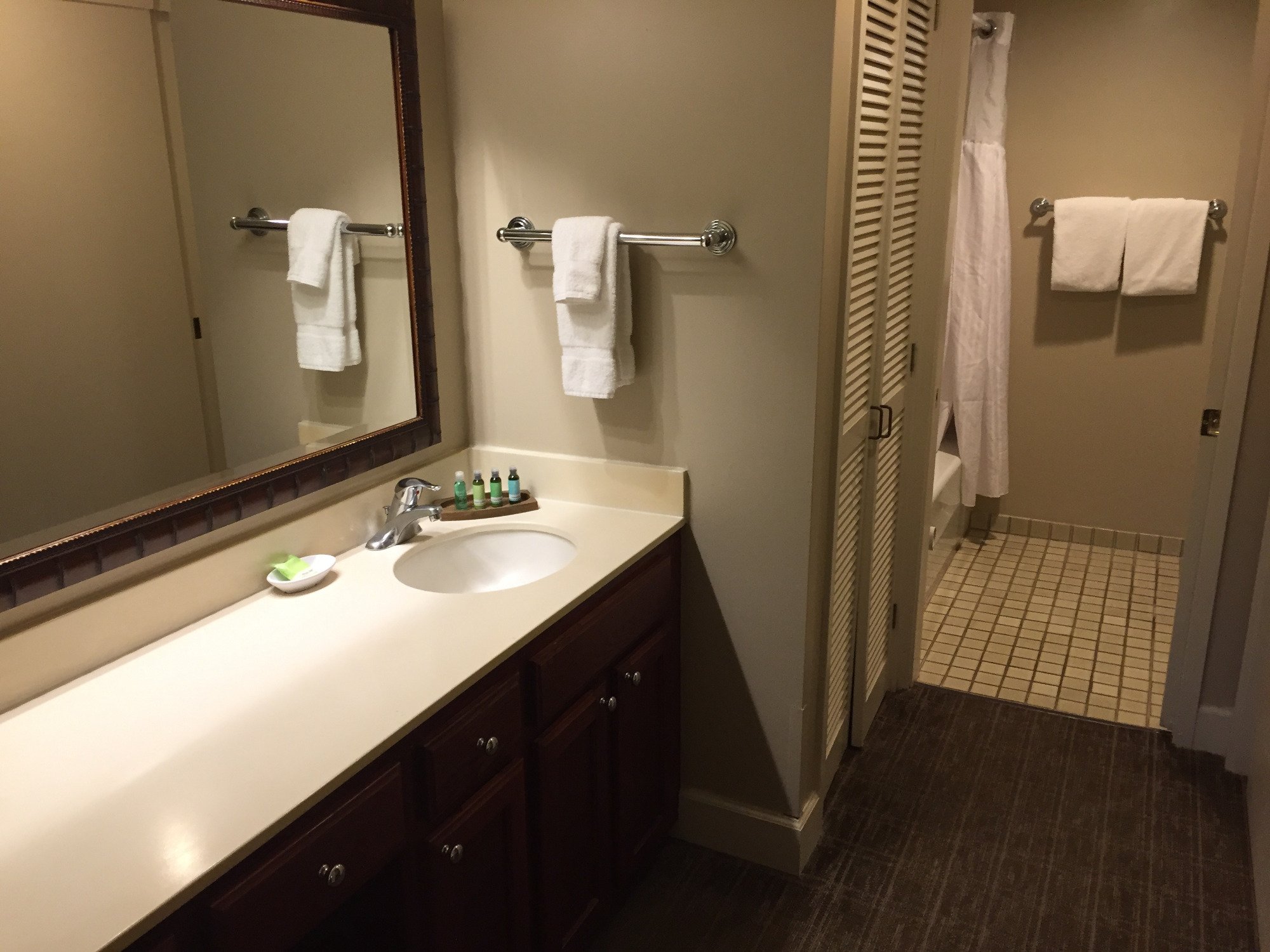 Outrigger Royal Sea Cliff bathroom