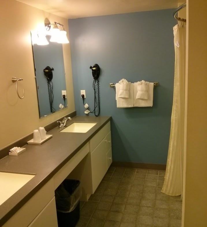 OceanCliff Hotel Bathroom