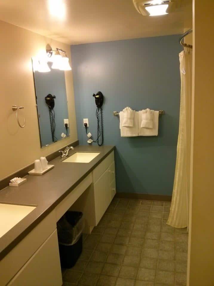 OceanCliff Hotel Bathroom