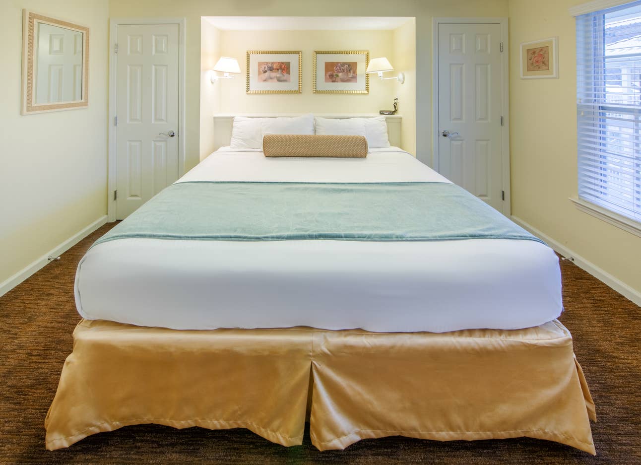 Oak N Spruce Resort Bedroom