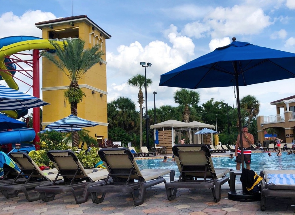 be within walking distance of a sports bar and dog park at this resort in Kissimme, FL