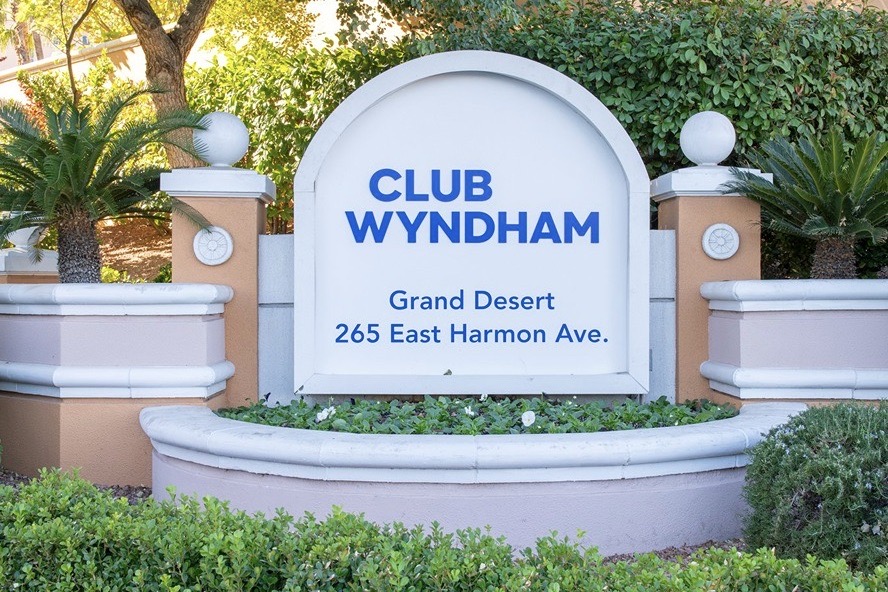 Club Wyndham Sign