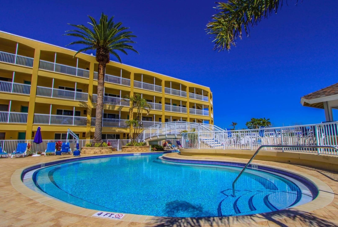 Coral Reef Beach Resort (Florida) pool