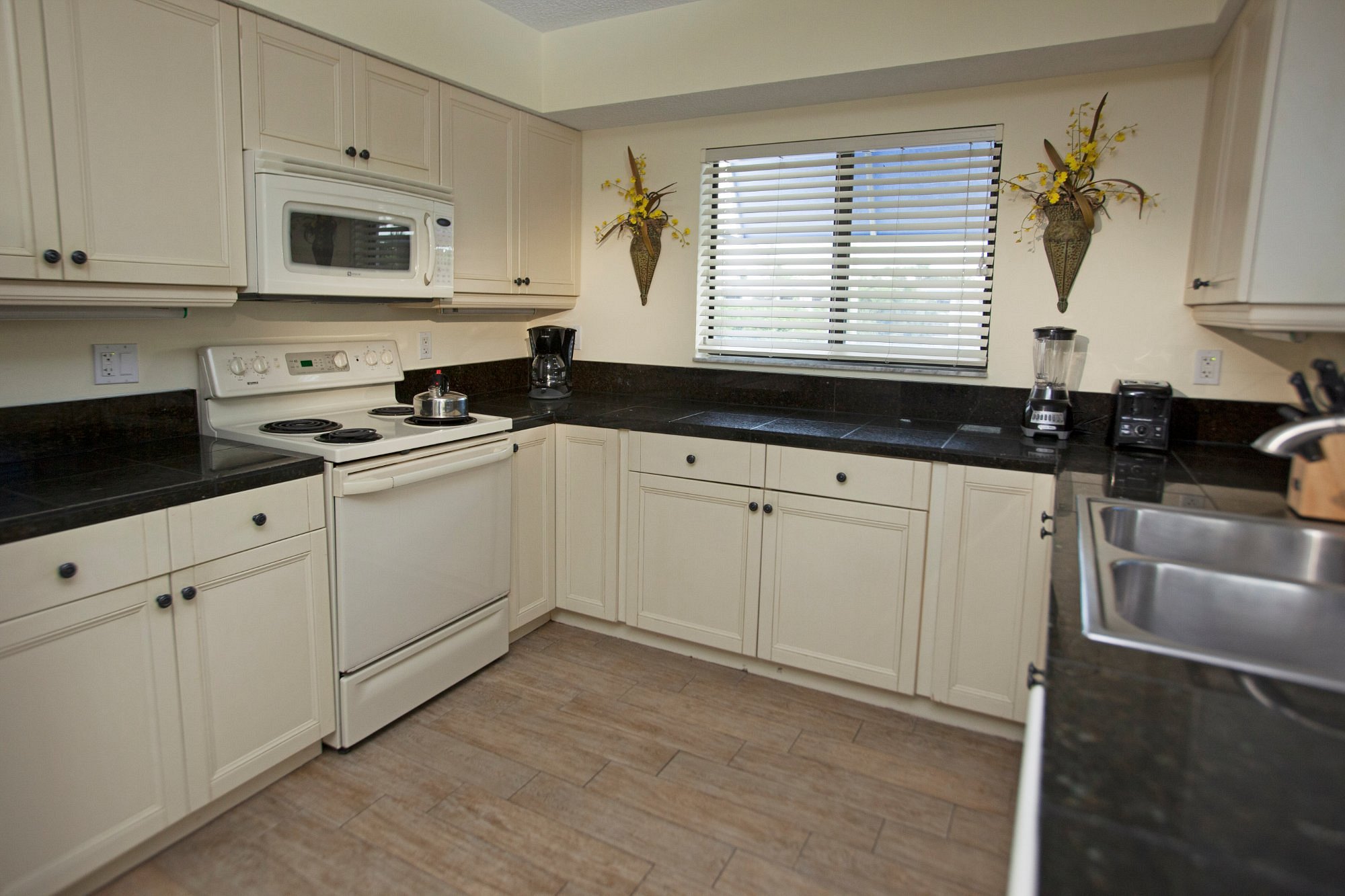 Gulf Tides of Longboat Key kitchen