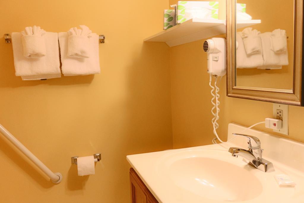 Jade Tree Cove bathroom