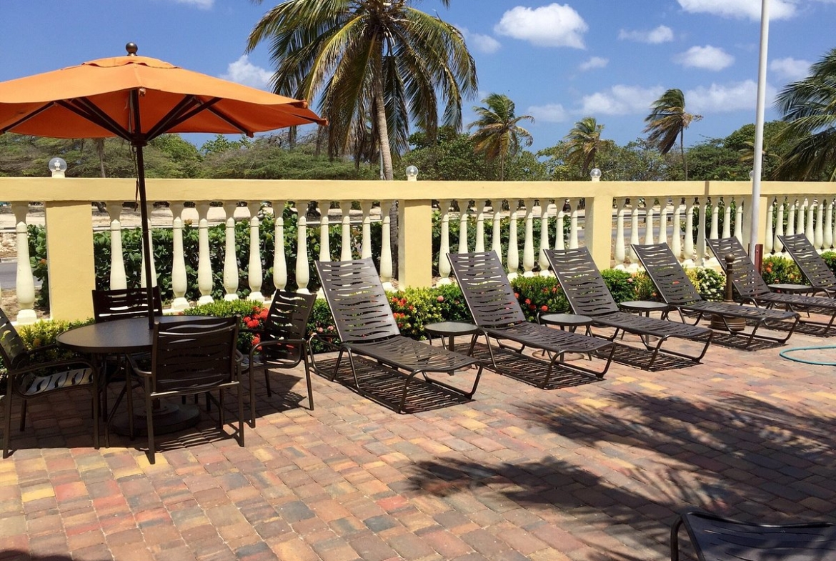 La Quinta Beach Resort pool deck chairs