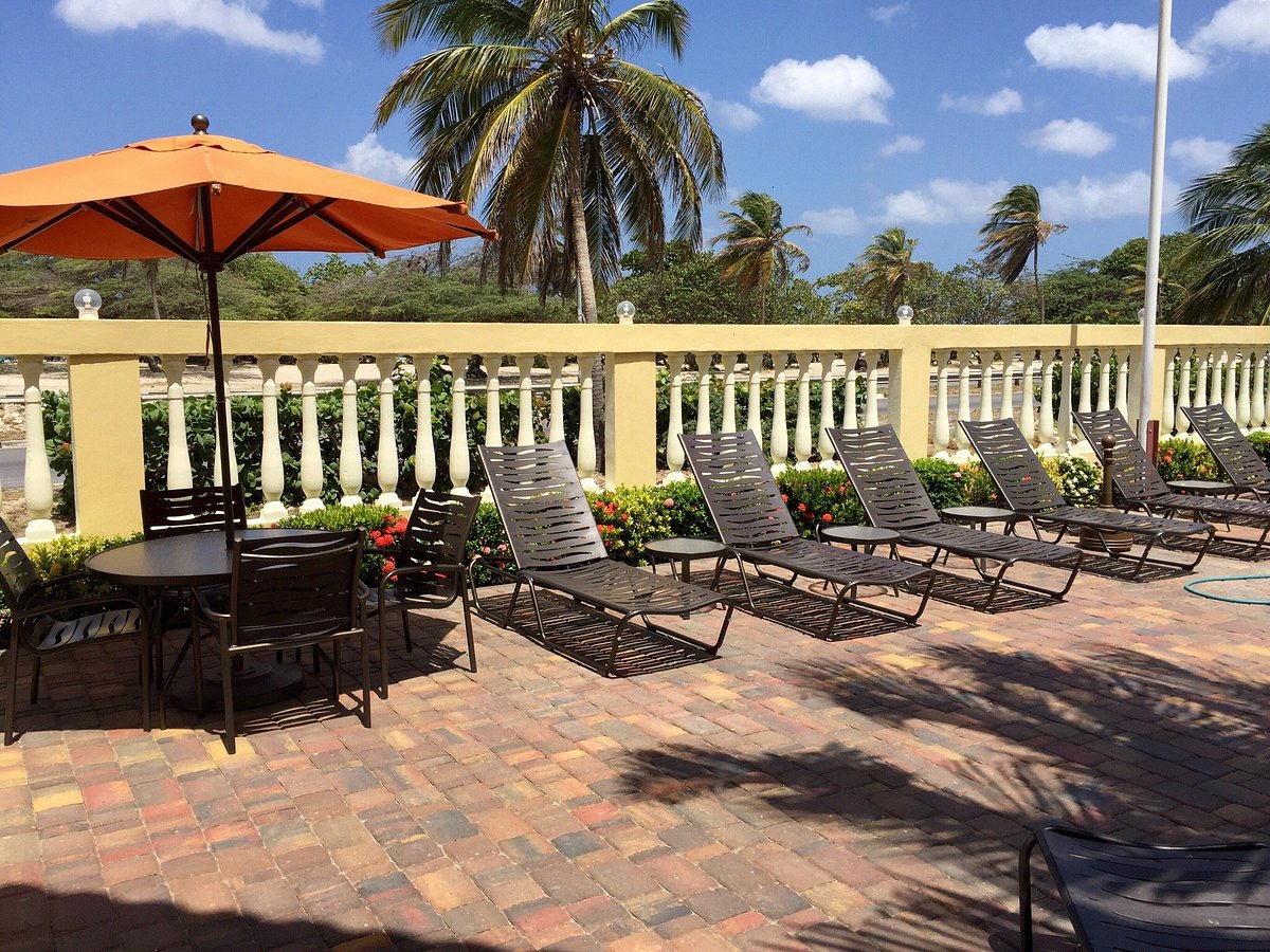 La Quinta Beach Resort pool deck chairs