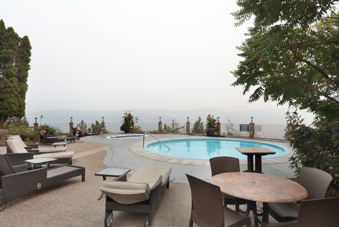 Lake Okanagan Resort pool