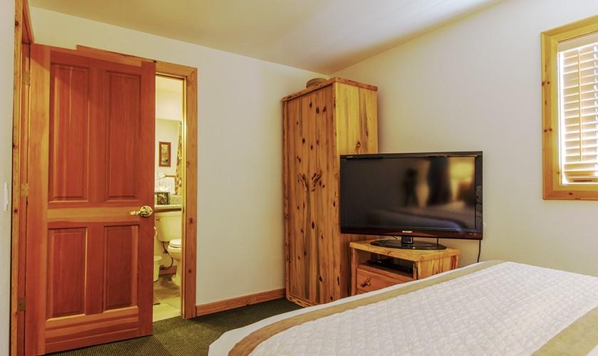 Red Wolf Lakeside Lodge bedroom