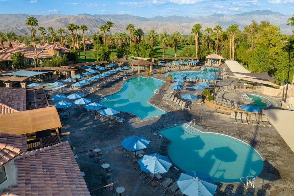 palmeras pool aerial