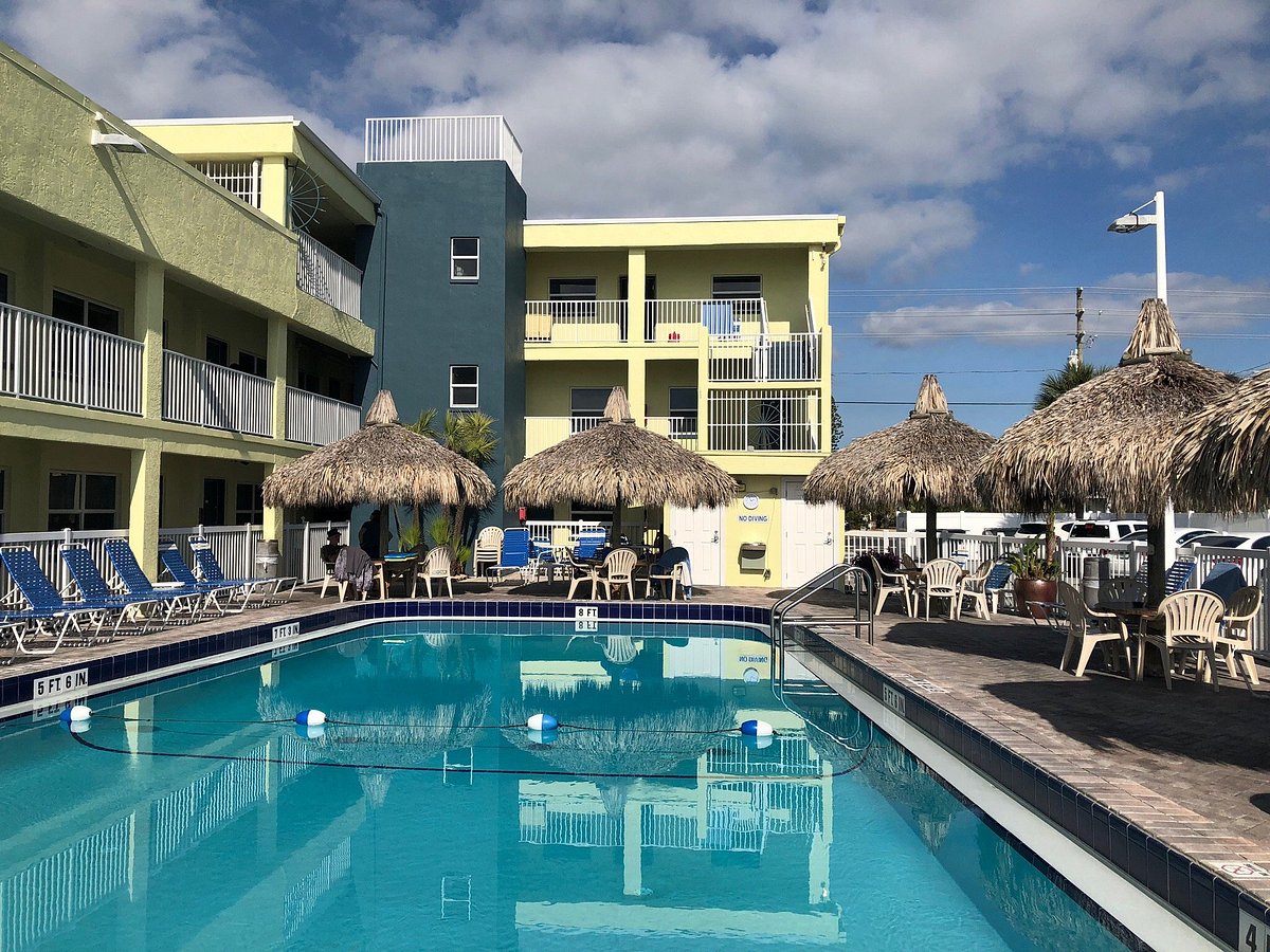 Commodore Beach Club pool