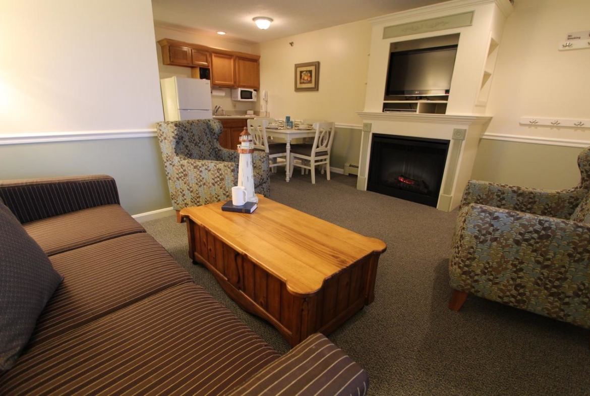 Innseason Resorts – The Falls At Ogunquit Living Area