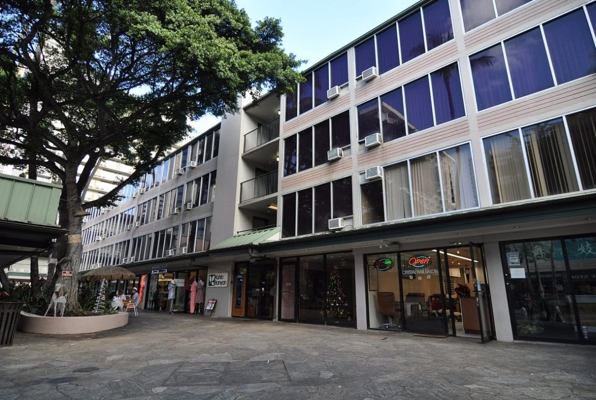 Kuhio Banyan Club Outside