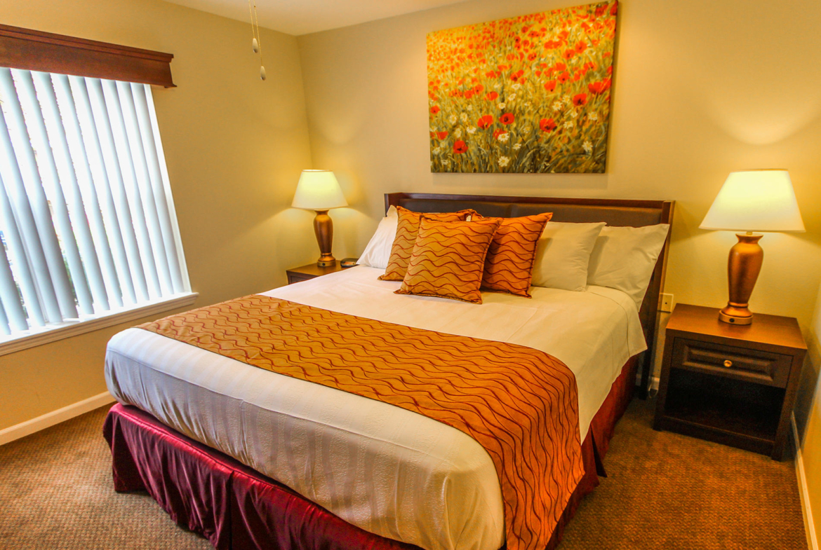 Grand Crowne Resort bedroom