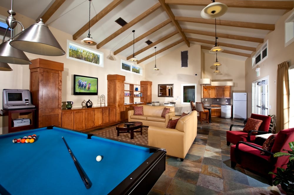 Winners Circle Beach And Tennis Resort game room