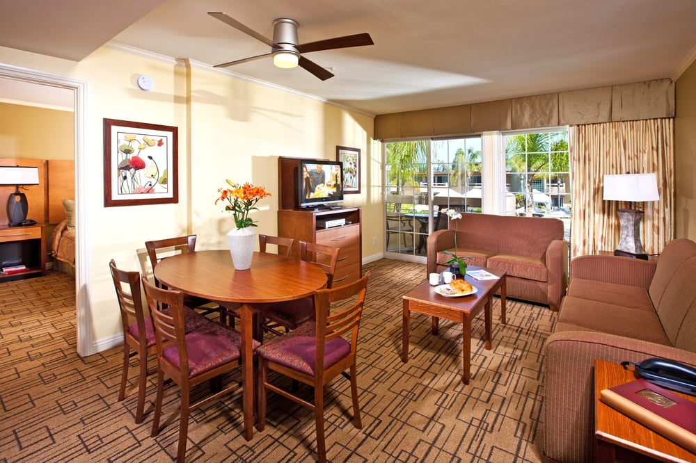 Winners Circle Beach And Tennis Resort living room