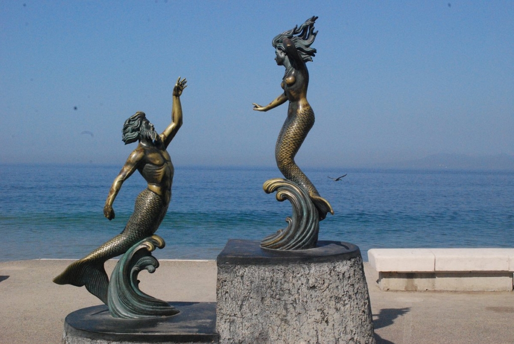malecon statues
