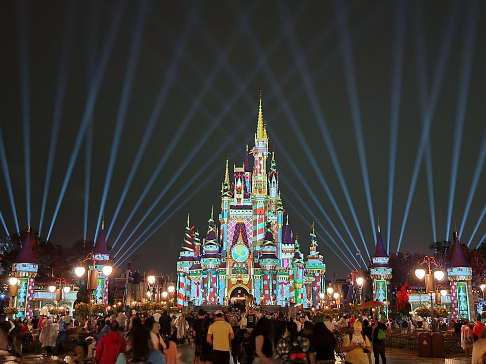 Minnie’s Wonderful Christmastime Fireworks