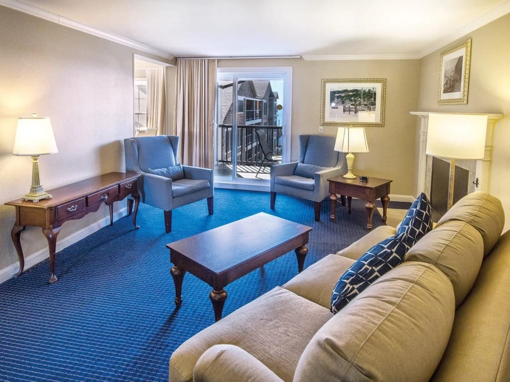 Club Wyndham Newport Onshore living room