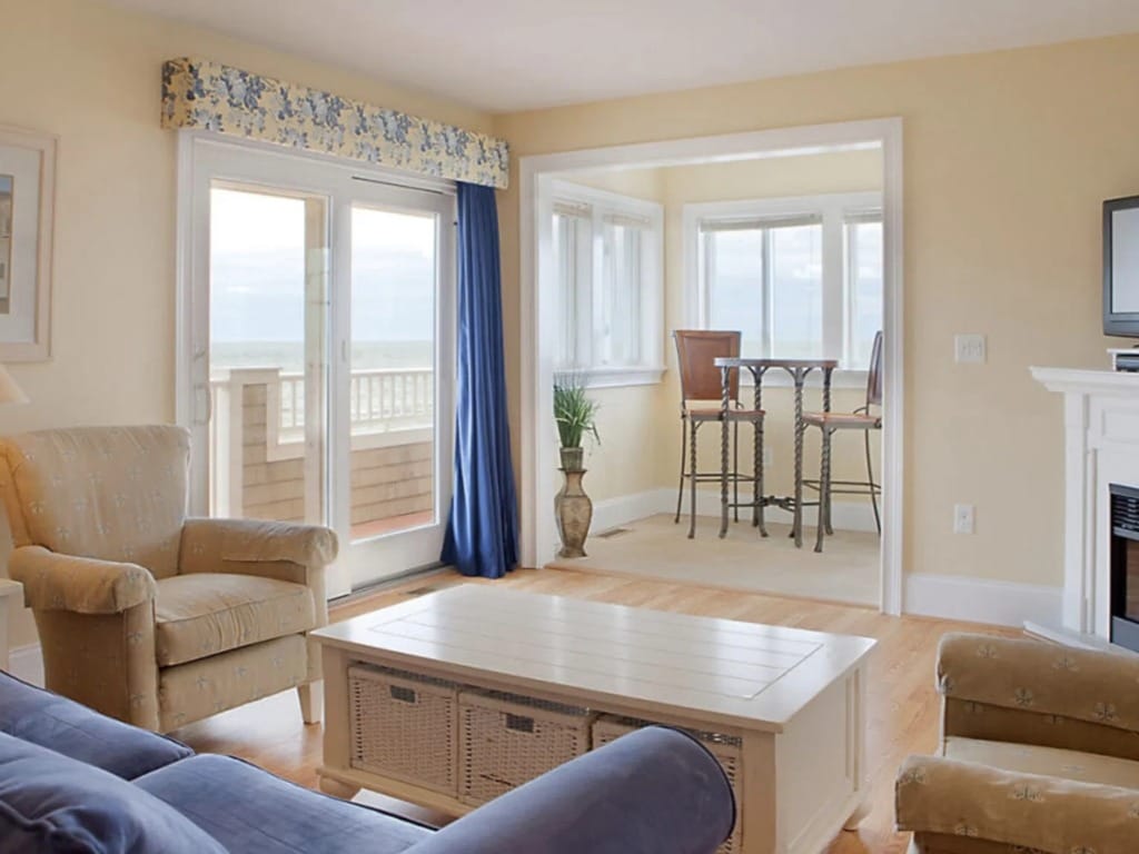 breakers beach resort living room