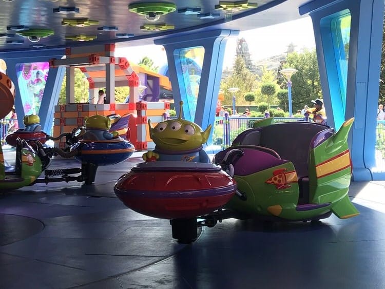 Alien Swirling Saucers Ride