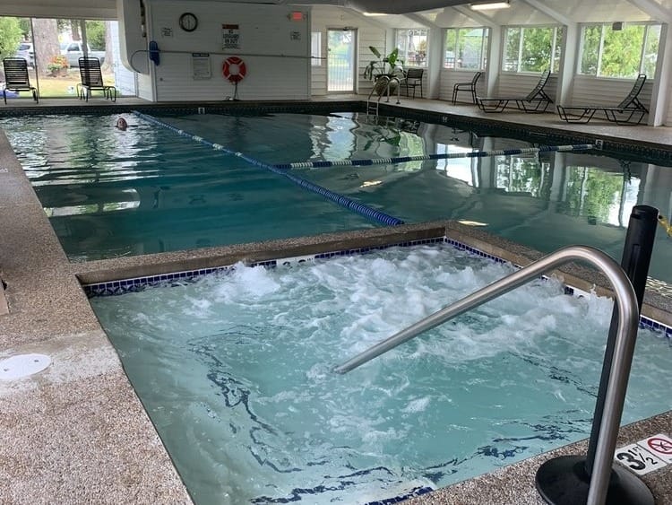 Eastern Slope Inn Hot Tub