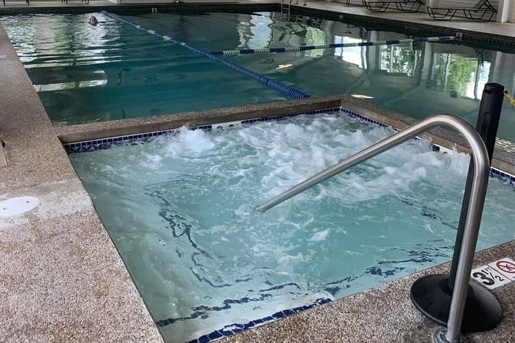 Eatern Slope Inn Hot Tub