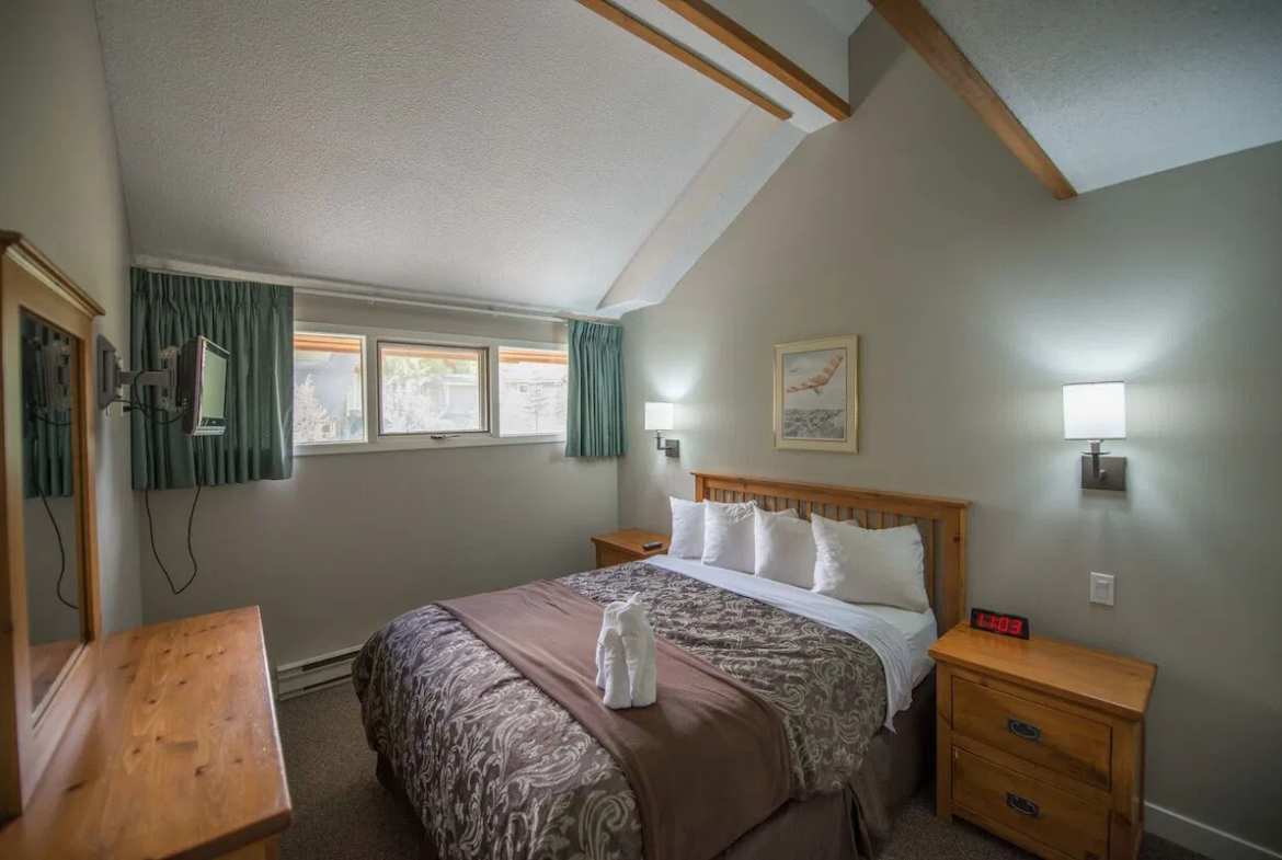 Panorama Vacation Retreat at Horsethief Lodge Bedroom