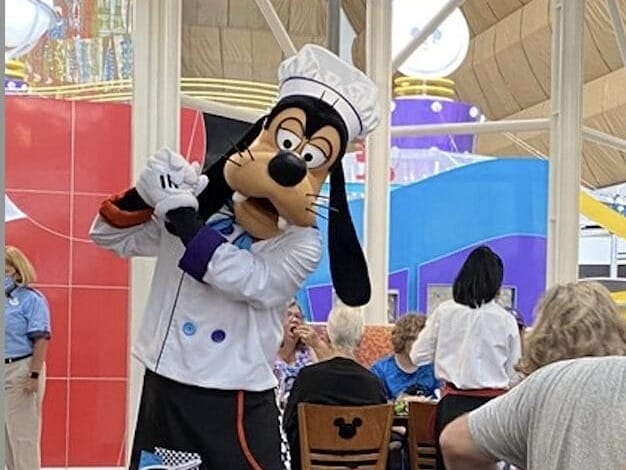 Goofy at Chef Mickeys Character Dining at Disney Resorts